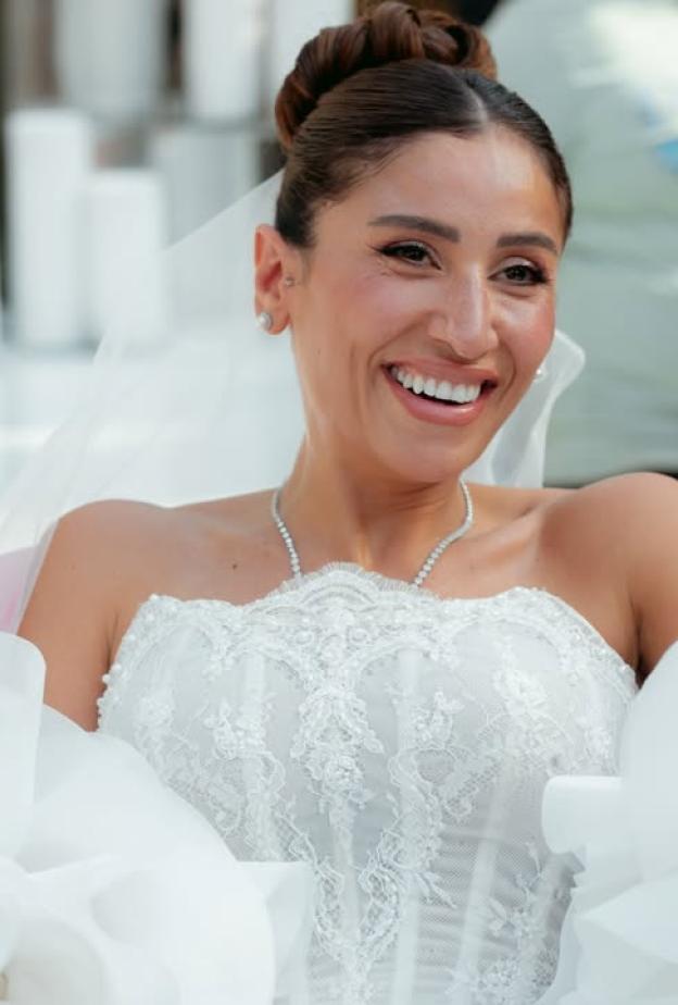 أطلت دينا الشربيني عروسا في المسلسل