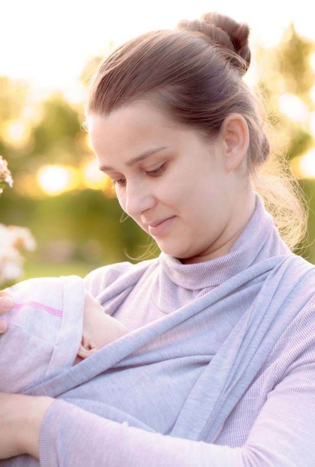 الأم كصانعة أجيال تربي بحب ودفء وتعدهم لمواجهة الحياة بثقة