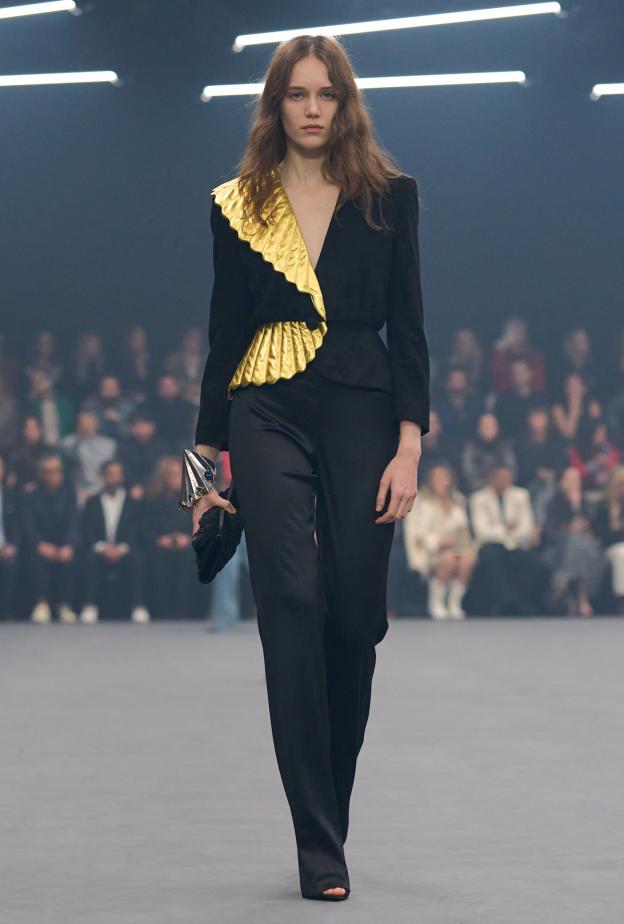 بدلة نسائية بتفاصيل معدنية من ‏Valentino