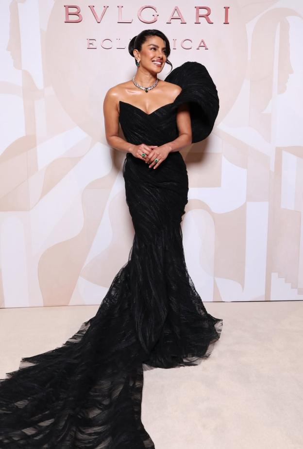 بريانكا شوبرا بثوب سهرة دراماتيكي باللون الأسود