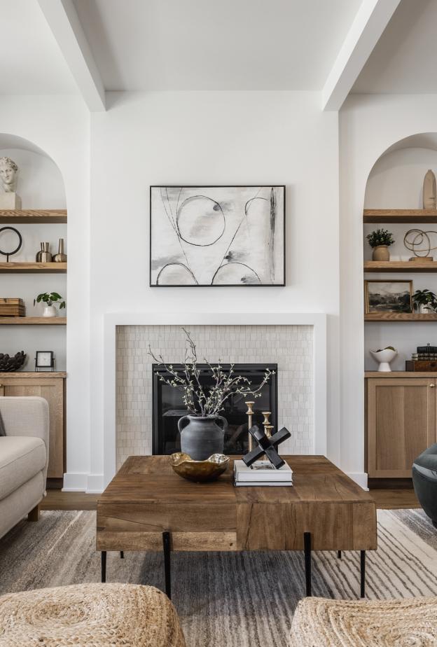 بمجموعة من الأفكار المميزة التي يمكن بها تحويل غرفة المعيشة البيضاء الجدران لمساحة نابضة بالحياة