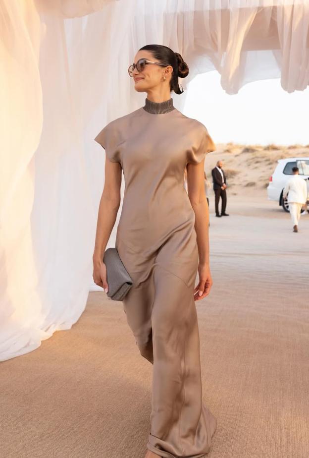 تارا عماد بستايل فستان حريري بلون نيود 