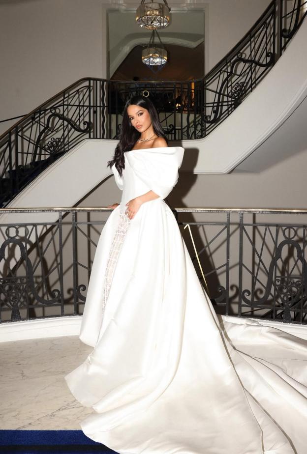 تالا العقيل ثوبا دراماتيكيا باللون الأبيض الموحد