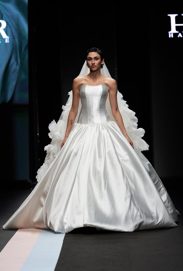 تحفة هندسية في عروض Hazar Couture