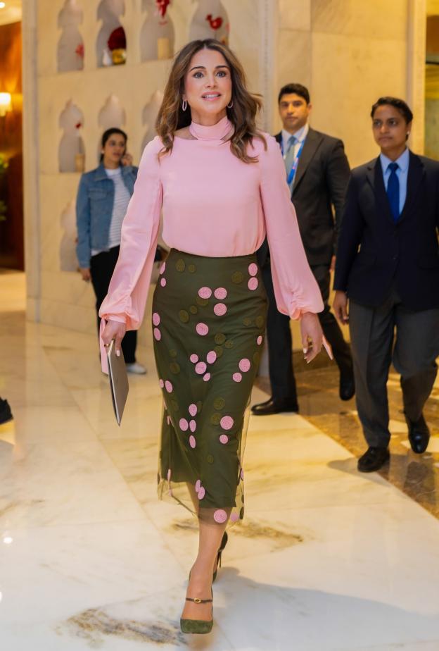 تنسيق للملكة رانيا يزهو باللون الزهري