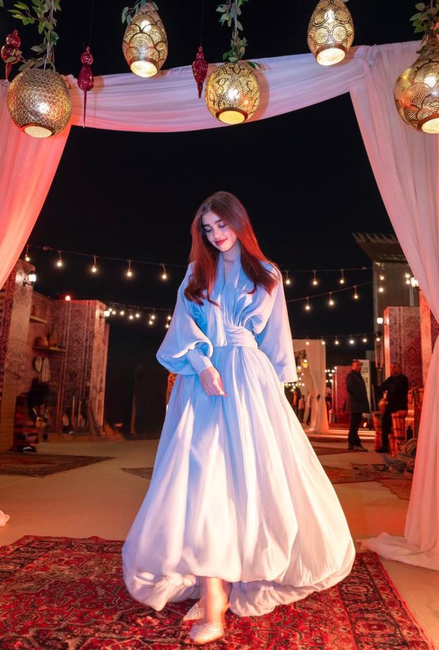 إطلالات توانا الجوهري بفستان فضفاض باللون الأزرق