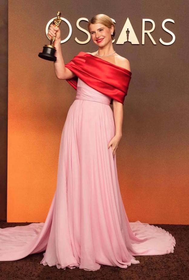 جيسي باكلي أطلت بفستان ملون