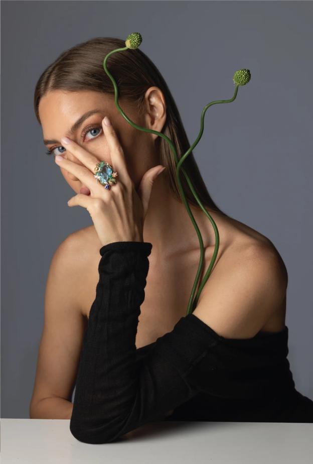 خاتم مرصع بأحجار كريمة من Mariyeh Ghelichkhani