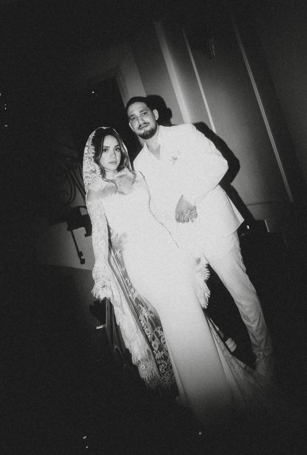 رنا رئيس مع عريسها خلال عقد قرانها 2025