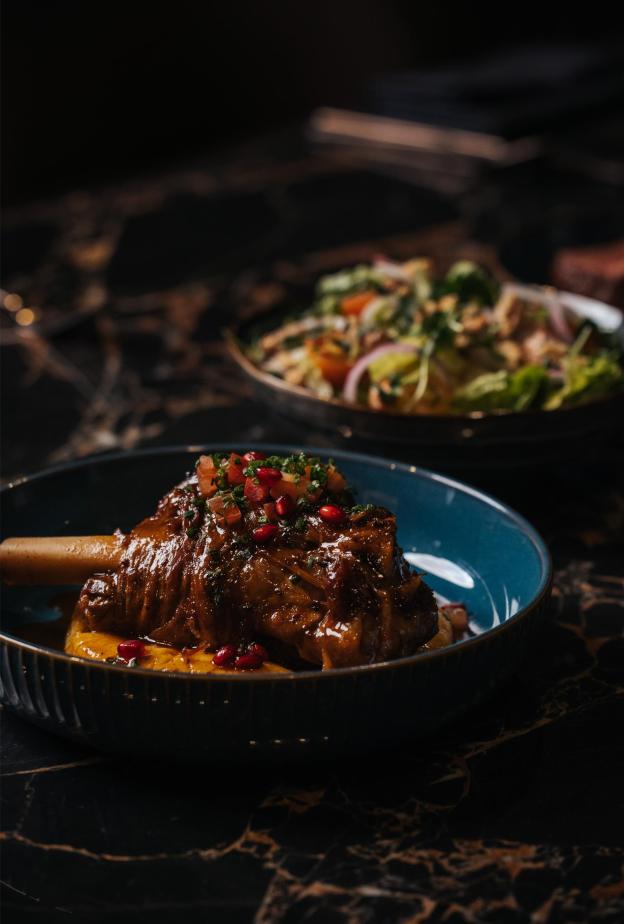 رول خروف محشي بالفريكة، التمر والمشمش