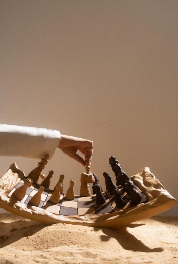 خاص لـ"هي": صالح العجمي… حين تتحول المادة والمكان إلى أساس العمل الفني