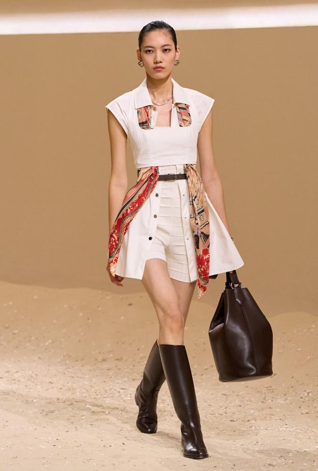 الأوشحة الحريرية… قطعة متعددة الاستخدامات‎ ‎تعود بأساليب تنسيق عصرية في صيف 2026‏