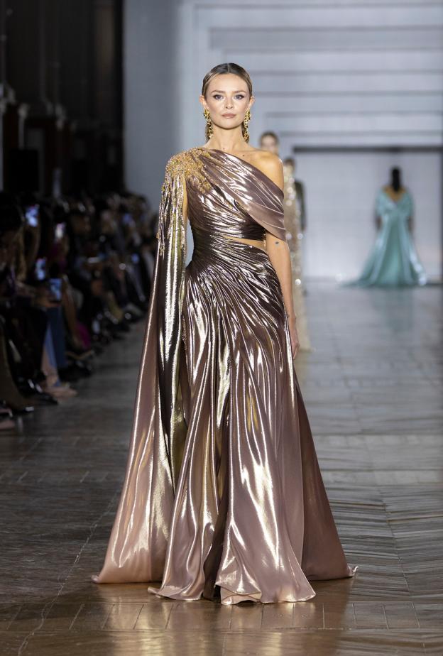 فستان بقماش براق ولون مميز من تصميم طوني ورد