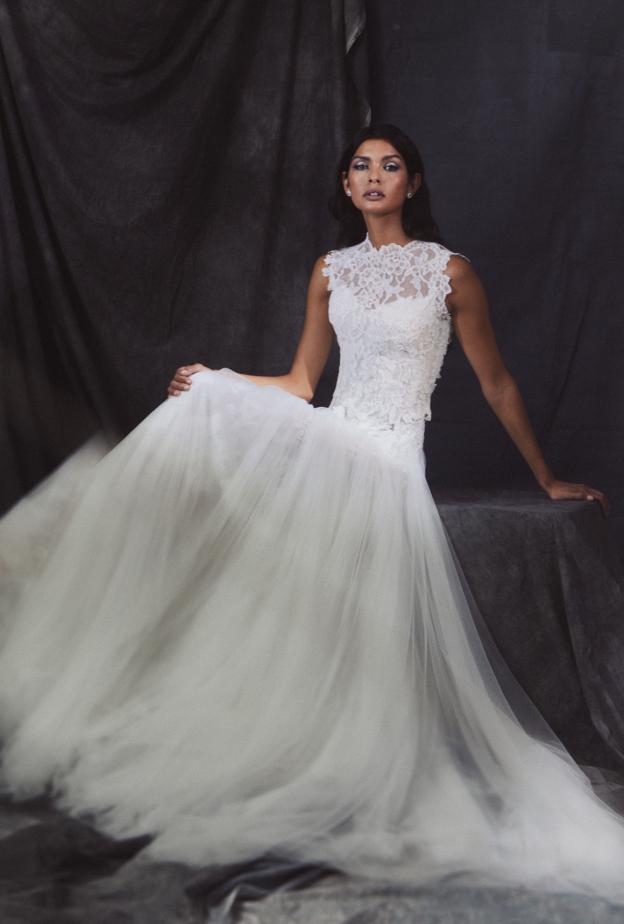 فستان زفاف بياقة علية توقيع ناديا مانجريز