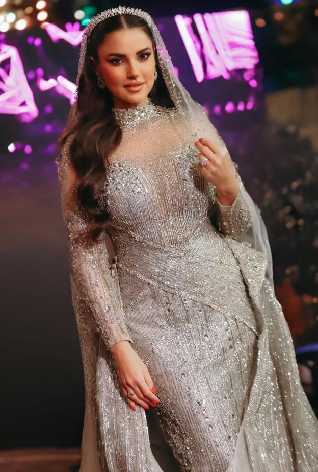 فستان ملكي تألقت به درة زروق في علي كلاي