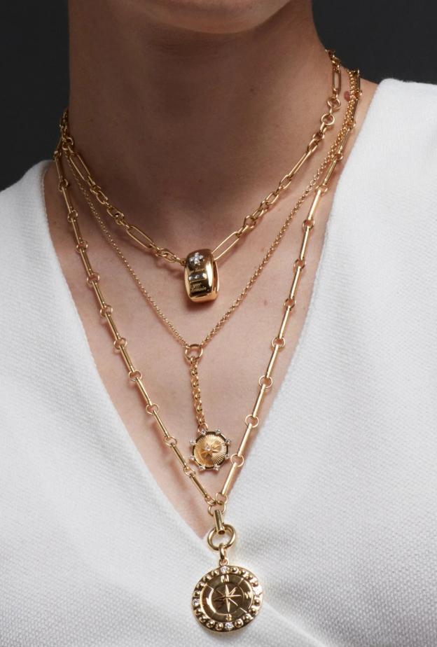 قلائد الطبقات في رمضان لمسة مشرقة مع العباءة والقفطان