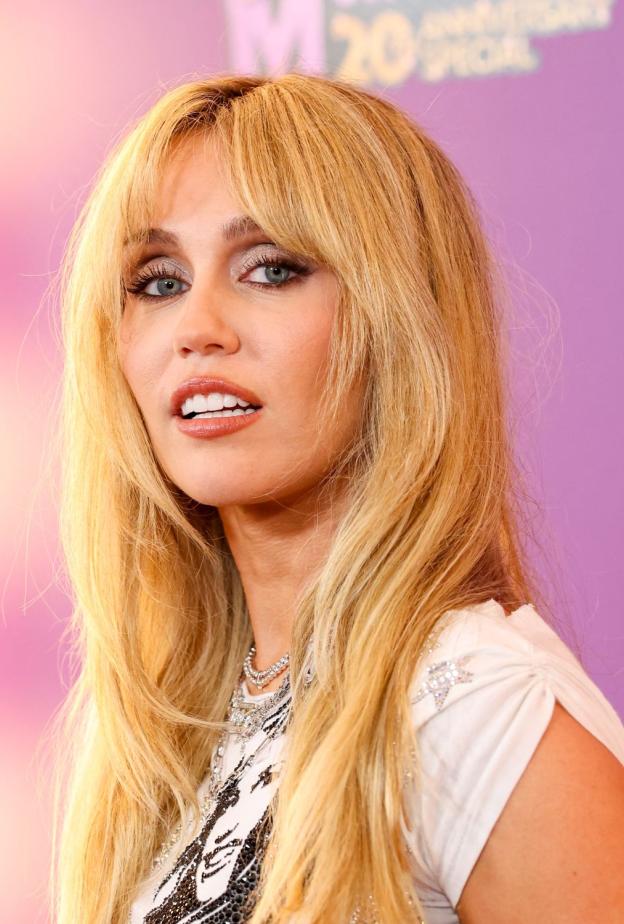 مايلي سايرس تبرز بمكياجها البراق خلال عرضها لمسلسل هانا مونتانا