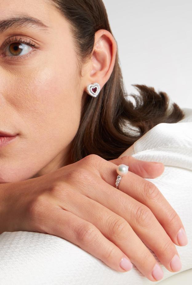 مجوهرات اللؤلؤ الناعمة تعكس أجواء الربيع الأنثوية