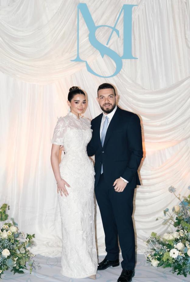 ملك أحمد زاهر بثوب أبيض وتطريزات من الورود والفراشات