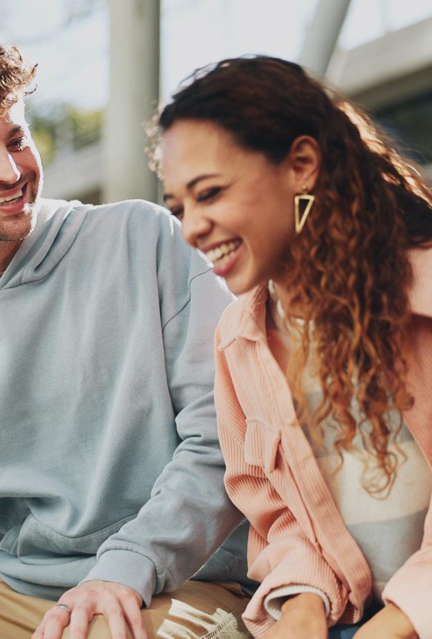 من علامات الرجل الصحي عاطفيًا شعورك معه بالراحة والأمان