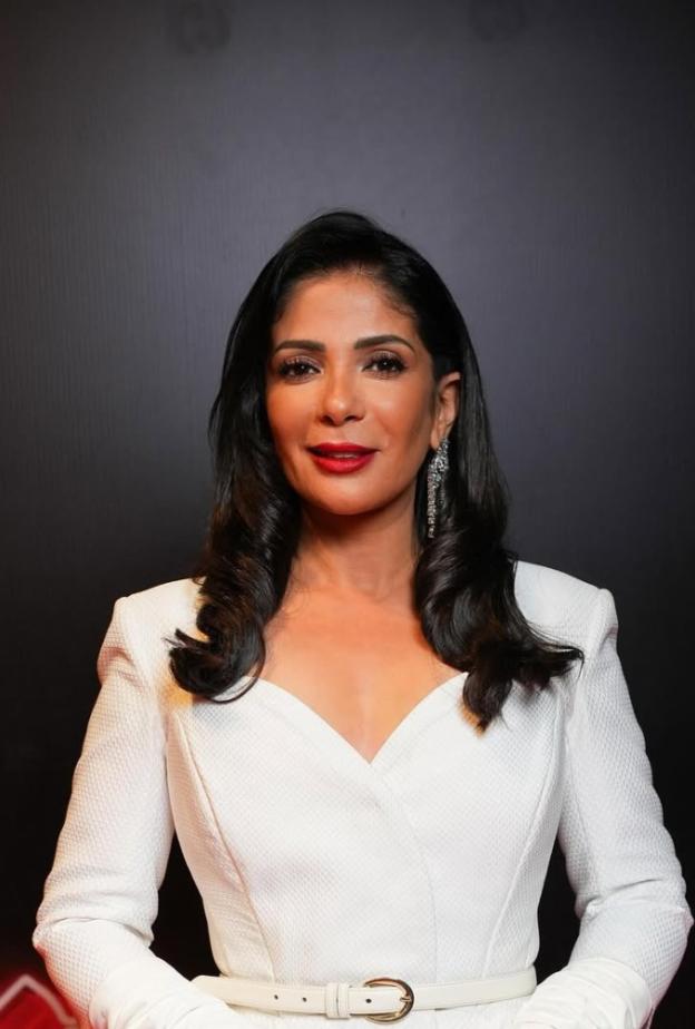 الفنانة منى زكي بفستان أبيض