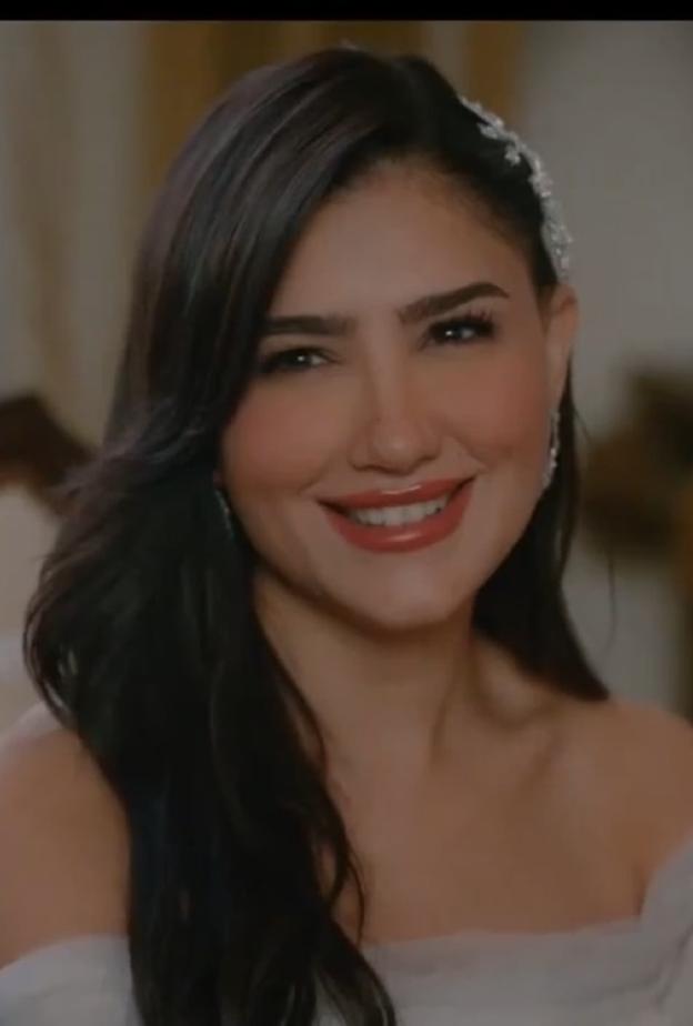 مي عمر بالفستان الأبيض في الحلقة 12