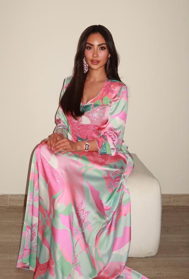 نور الغندور بساعة يد ومجوهرات فارهة