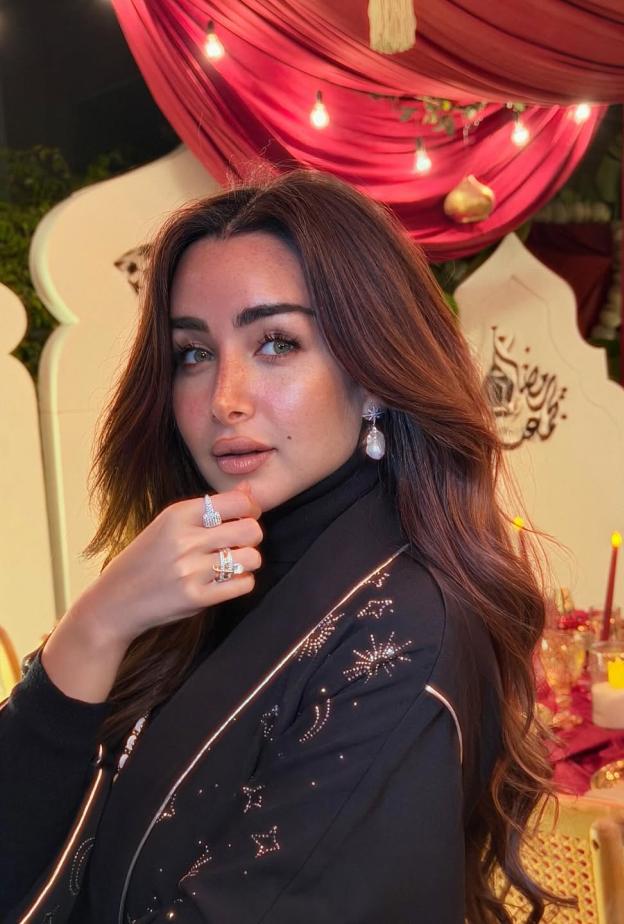 دليلك تنسيق المكياج وتسريحات الشعر مع القفاطين والعباءات في رمضان