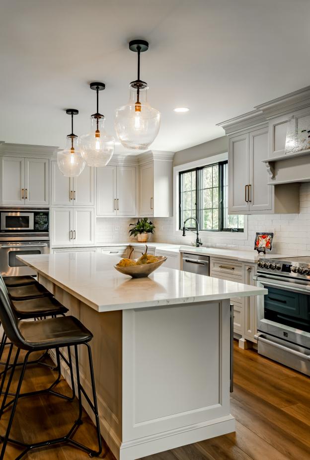 يجمع المطبخ على شكل حرف L بين الكفاءة والجمالية