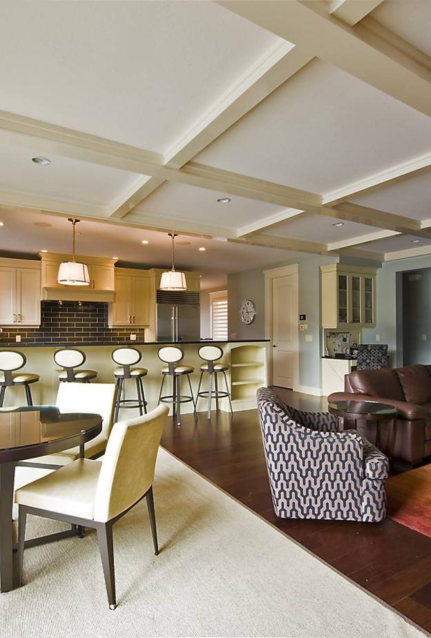 يمكن لسجادة واحدة أن تحدد مساحة المعيشة، بينما تؤطر قطعة أخرى طاولة الطعام والكراسي