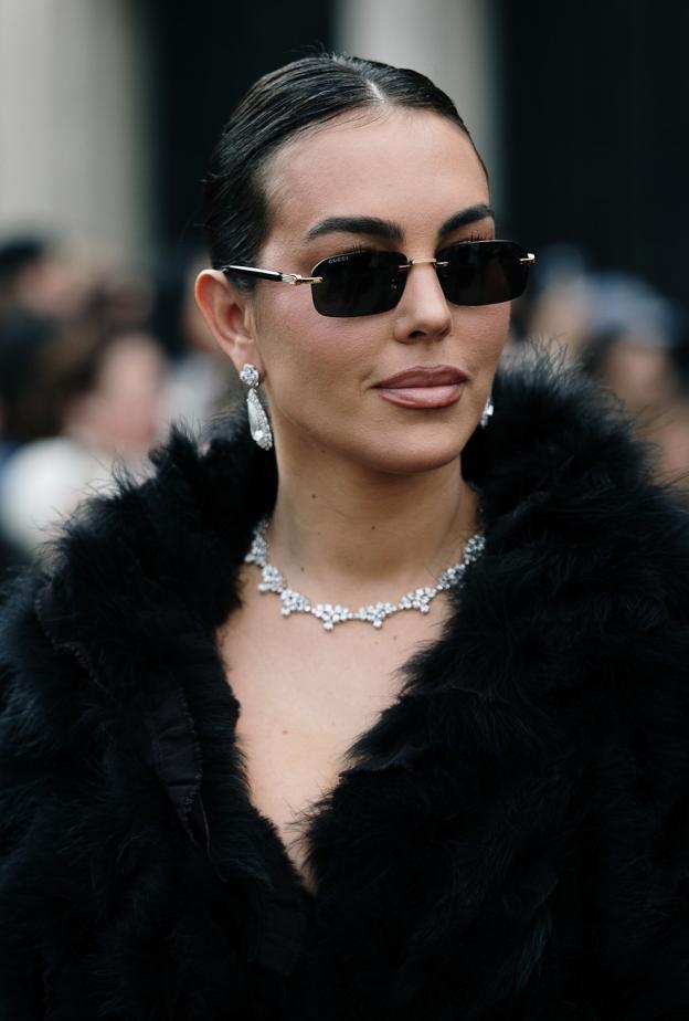 أحمر الشفاه الغلوسي بأسلوب جورجينا رودريغز في شوارع ميلانو