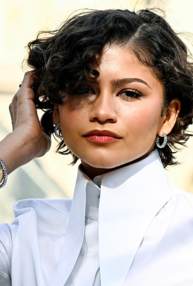 إطلالةZendaya بتسريحة الشعر القصيرة في باريس في عرض أزياء Louis Vuitton