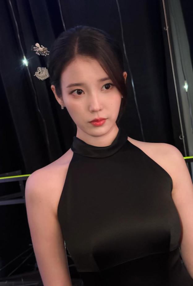 1 رئيسية الفنانة الكورية IU (آيو)