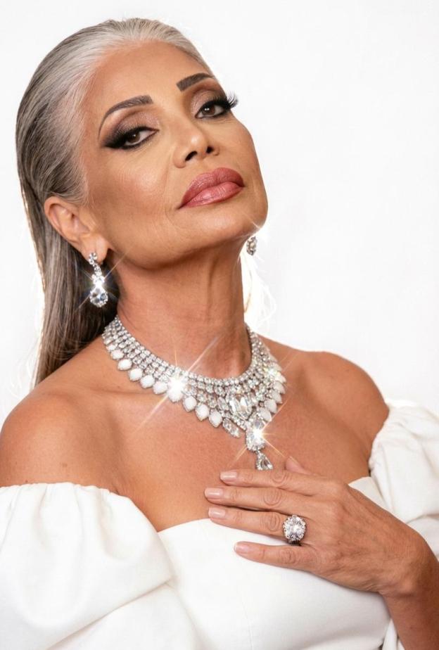 تألقت سوسن بدر بالشعر الأبيض وأعطت مثال للثقة بالنفس