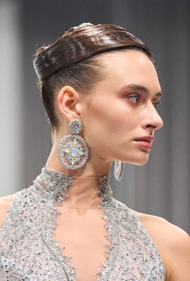 تسريحات الشعر المبلل مع الخصل الهندسية بأسلوب Erick Bendana