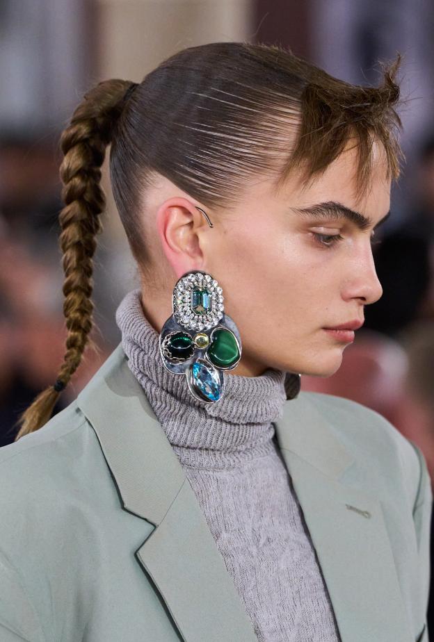 تسريحات الشعر المبللة مع ذيل الحصان من دار Acne Studios