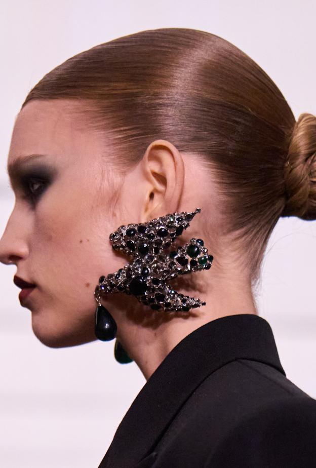 تسريحات شعر الكعكة المبللة والمنخفضة من دار Saint Laurent