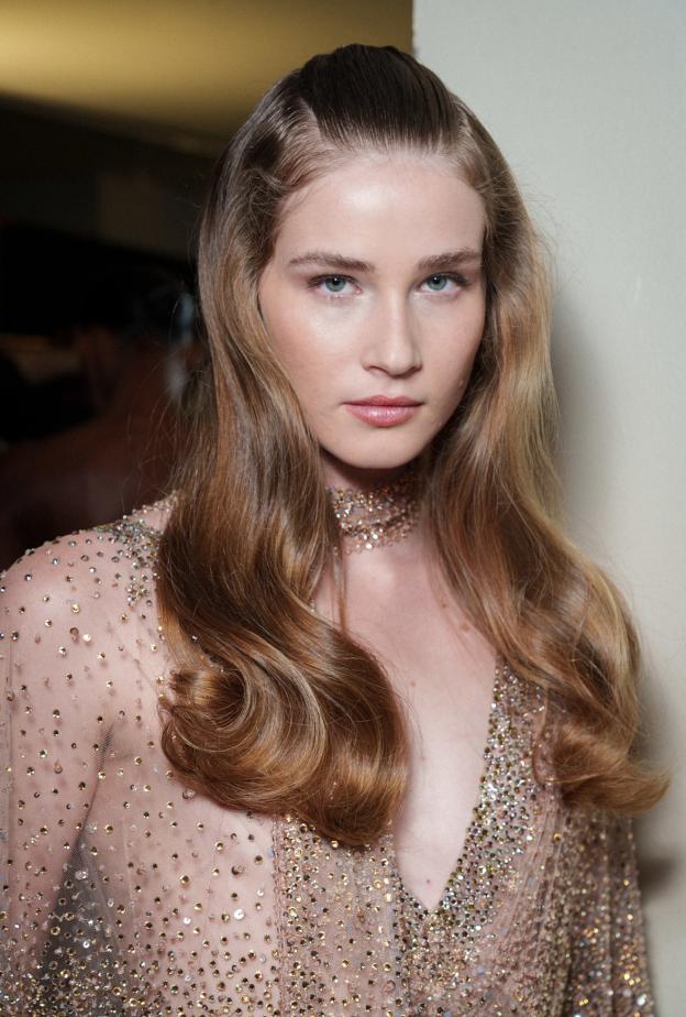 تسريحات شعر ويفي مع الخصل النصفية من دار Elie Saab