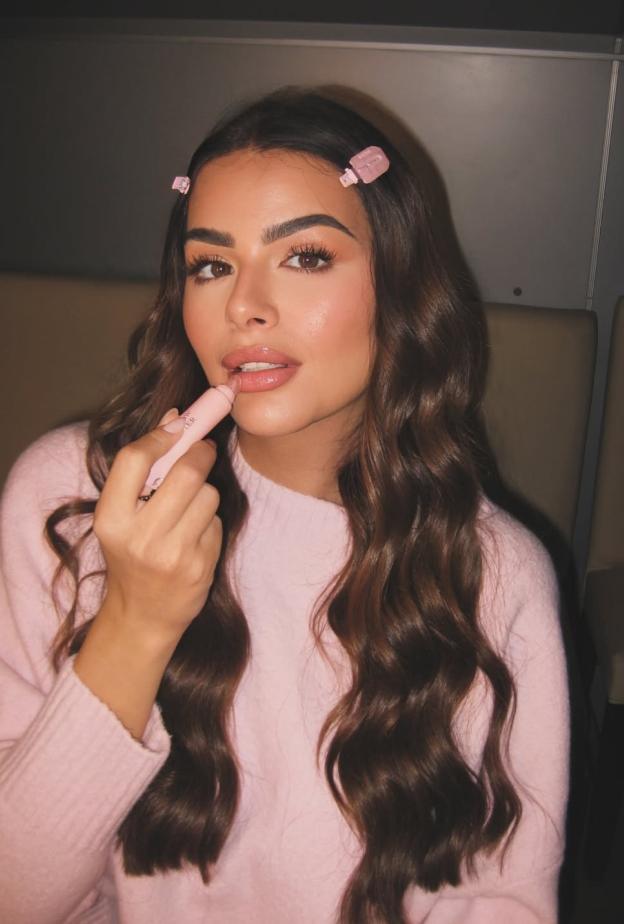 تفضل هنادي مهنا مظهر الشفاه الصحية اللامعة 