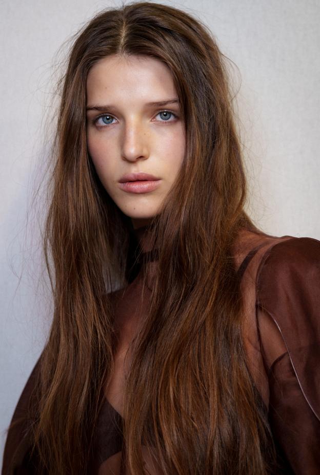 سيروم الشعر أساسي للعناية بالخصل من دار Aje