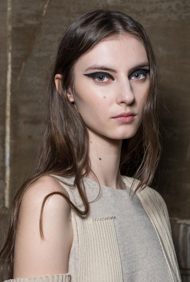 صيحة الخطوط السوداء مع التموجات المات من دار Mossi