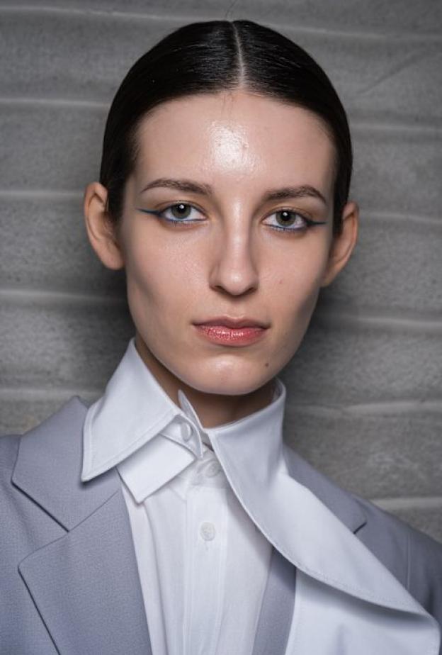 عارضة دار Moschino