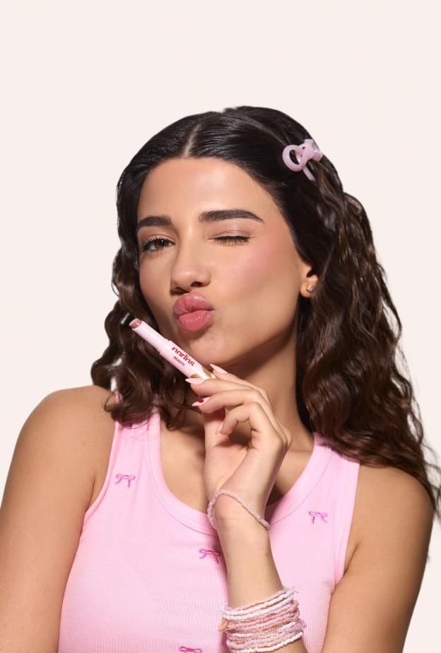 كشفت نارين عمارة، صانعة المحتوى ومؤسسة علامة Narins Beauty، عن أولى منتجات العلامة تحت اسم BunBun Lip Jelly Tint