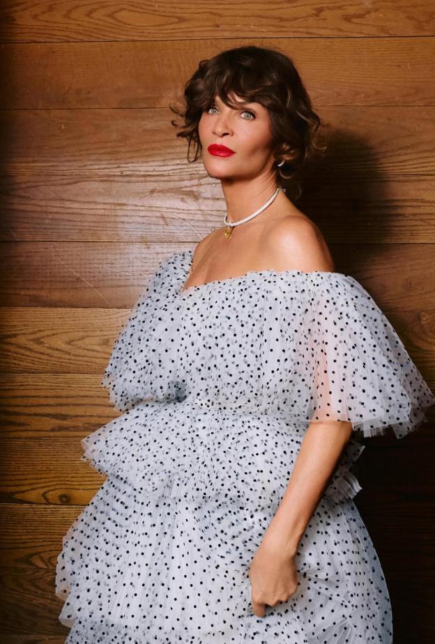  مستحضرات Saie تضفي سحرها على إطلالة النجمةHelena Christensen