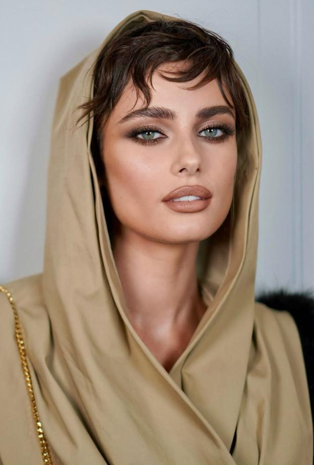 مكياج برونزي ساحر بأسلوب الجميلة Taylor Hill
