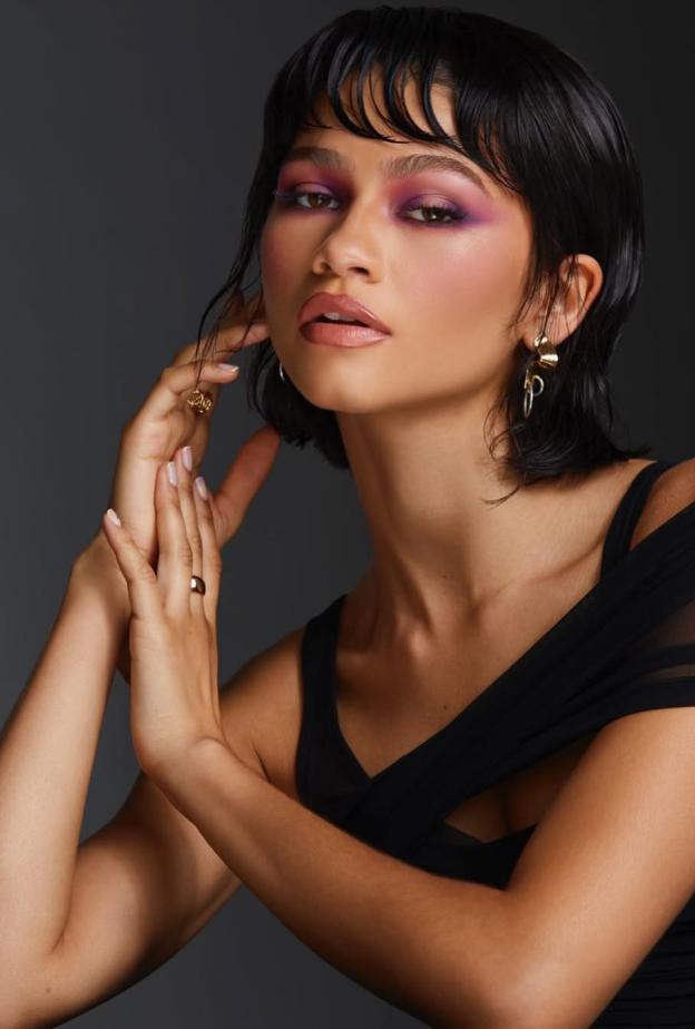 مكياج زهري مدموج مع البنفسجي بأسلوب Zendaya