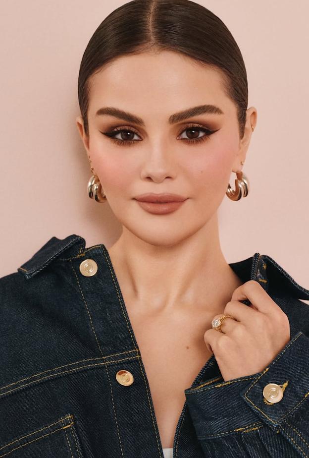 مكياج عيون مشرق بالظلال البنبة المات على طريقة Selena Gomez