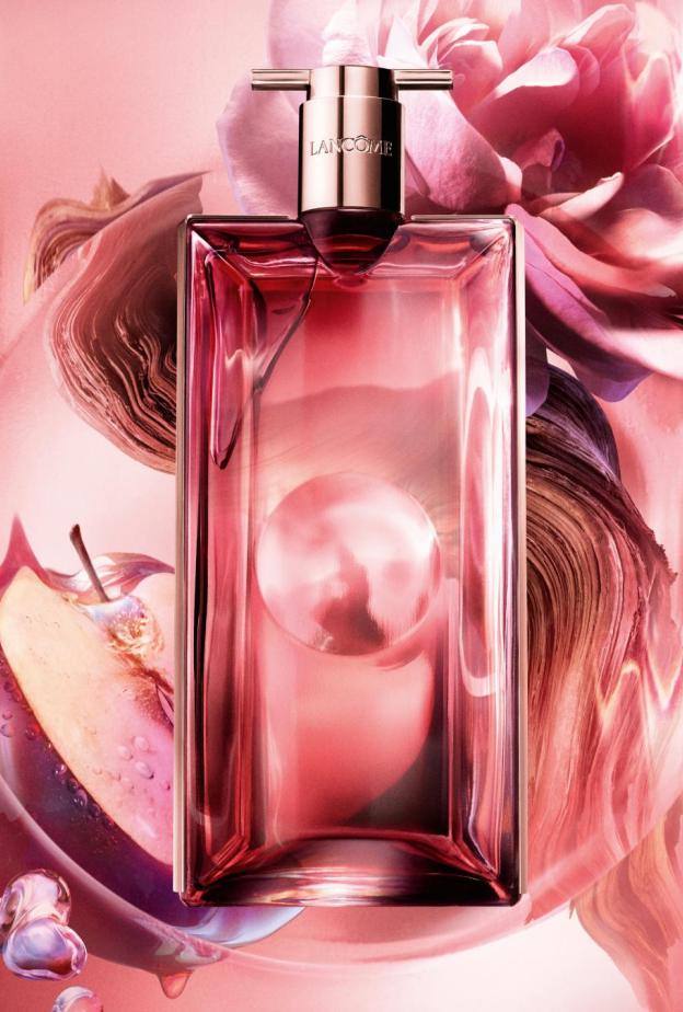 يتميّز عطر إيدول باور بتوليفة عطرية آسرة من الورد وخشب الصندل