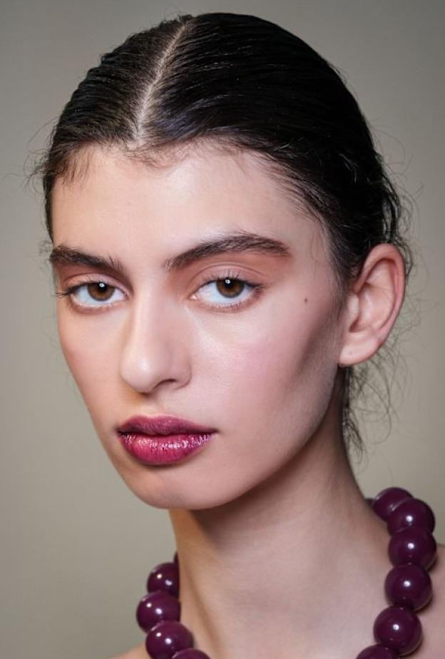 لماذا أصبح زيت الحلبة الخيار الذكي لروتين العناية الليلي؟