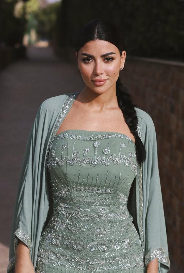 أناقة كارولين عزمي خارج الشاشة… إطلالات رمضانية بين الفخامة والبساطة